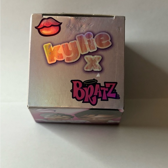 Mini Kylie Jenner BRATZ Collectible Doll Set - Picture 3 of 4